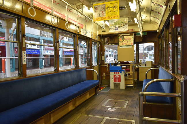 モハ55のレトロな車内