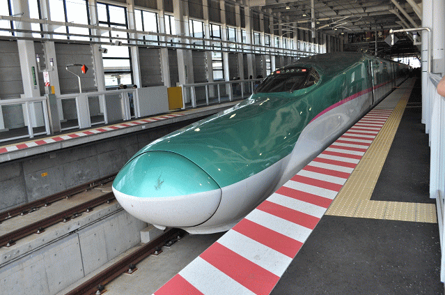 E5系はやぶさ号、新函館北斗駅にて