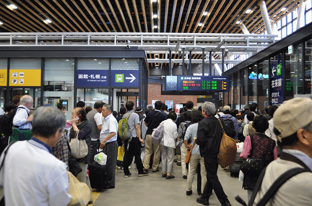新函館北斗駅乗換改札口の乗り換えの混雑