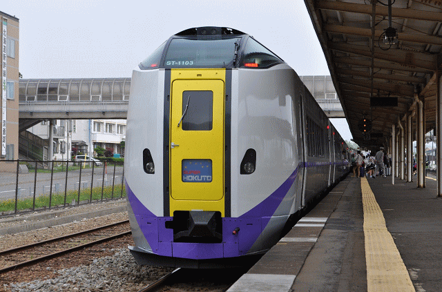 新塗装のスーパー北斗、洞爺駅にて