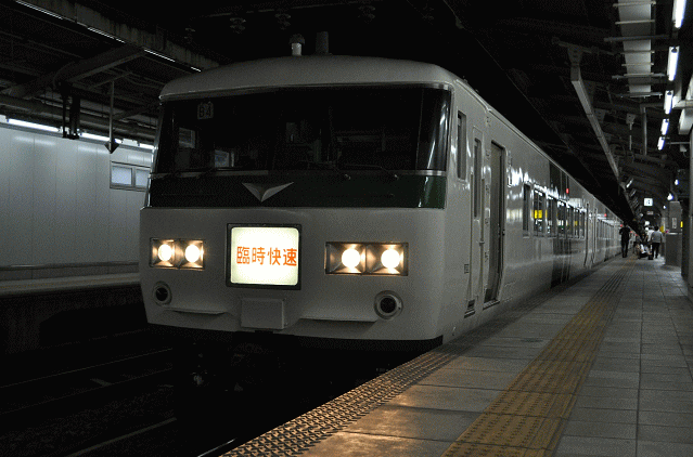 名古屋駅で発車待ちのムーンライトながら