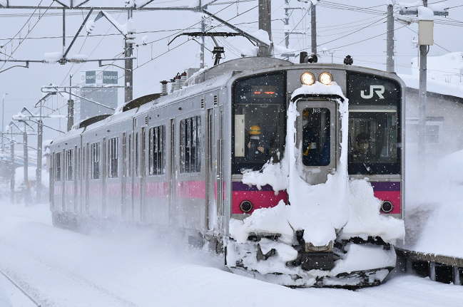 冬の奥羽本線を行く701系