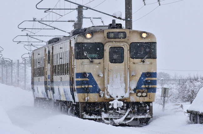 827D列車弘前行が撫牛子駅に到着