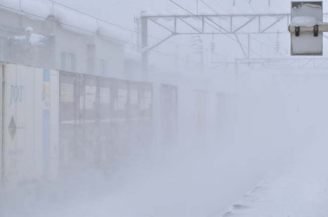 貨物列車通過後の雪煙（撫牛子駅）