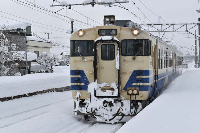 撫牛子を10:27に発車する五能線深浦行