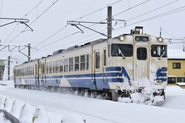 キハ40＋キハ48の五能線深浦発弘前行2823D（撫牛子付近）