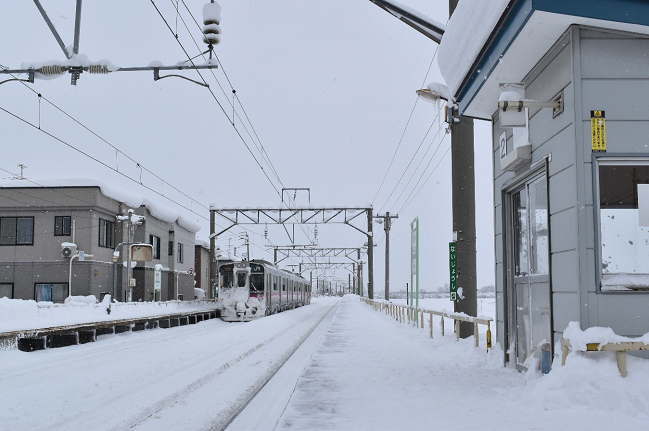 撫牛子駅のホーム