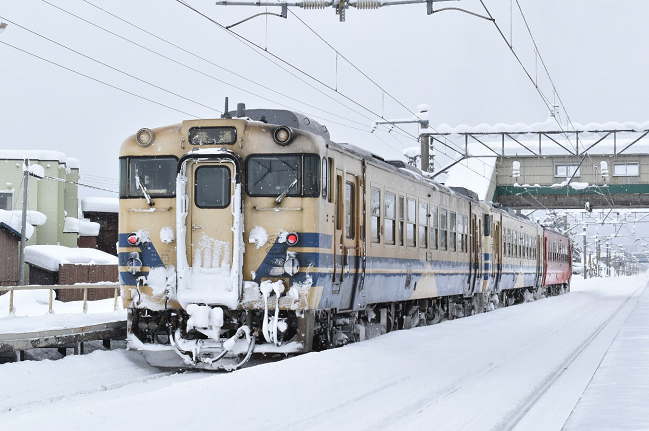 五能線鰺ヶ沢発弘前行825D列車（撫牛子駅）