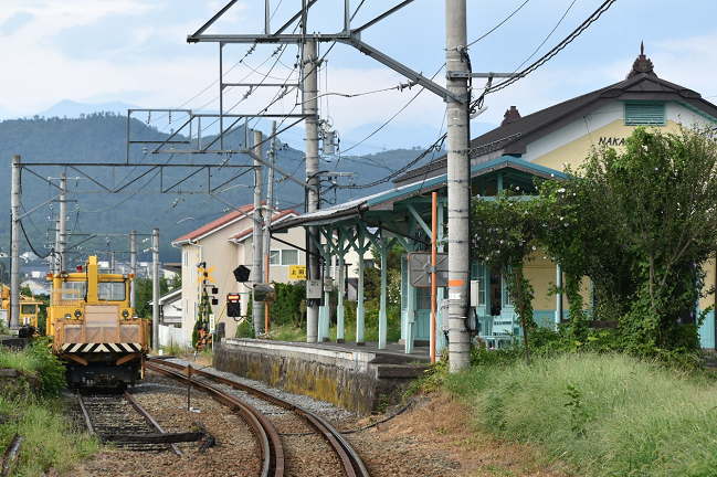 中塩田駅のホームと構内