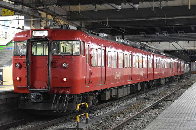 コカ・コーララッピングの115系