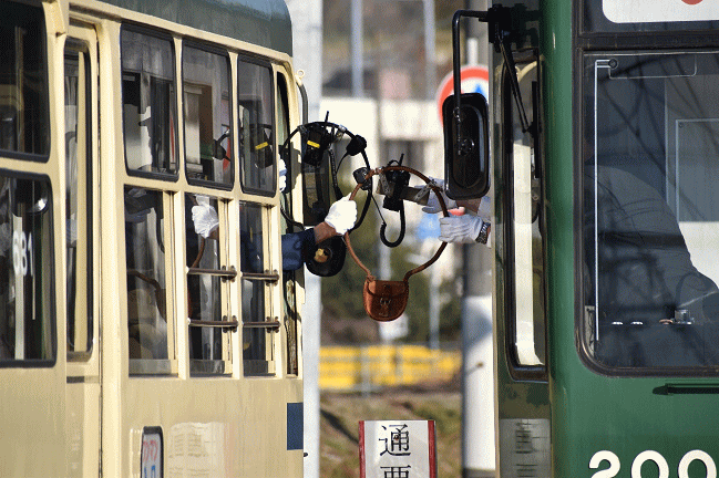 の中山信号所のタブレット交換のシーン