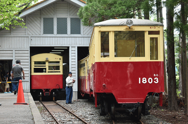 なかよし鉄道の駅と車庫の様子
