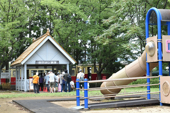 「いしかわ子ども交流センター小松館」入口近くの「なかよし鉄道」