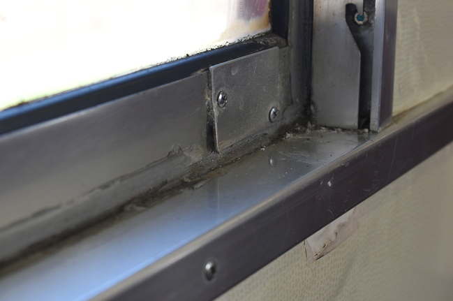 415系の窓枠の修繕跡