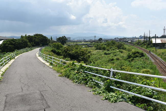 七尾線をオーバークロスする旧北陸鉄道能登線廃線跡の自転車道