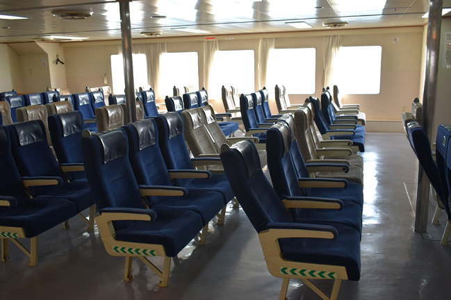 南海フェリーの椅子席