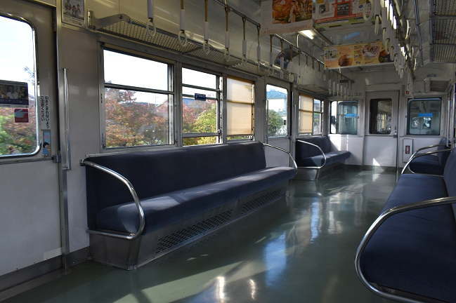 南海6000系の車内