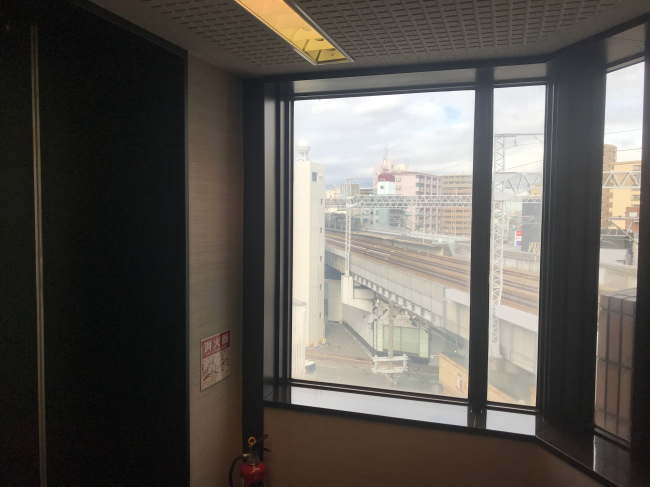 西明石リンカーンホテルのエレベーターホールの窓