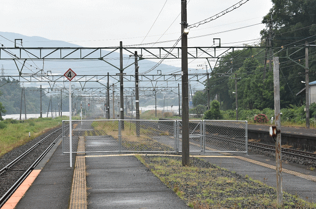 植木駅のホーム先端に設置されたフェンス