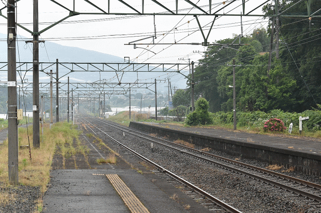 植木駅のフェンス越しに撮影