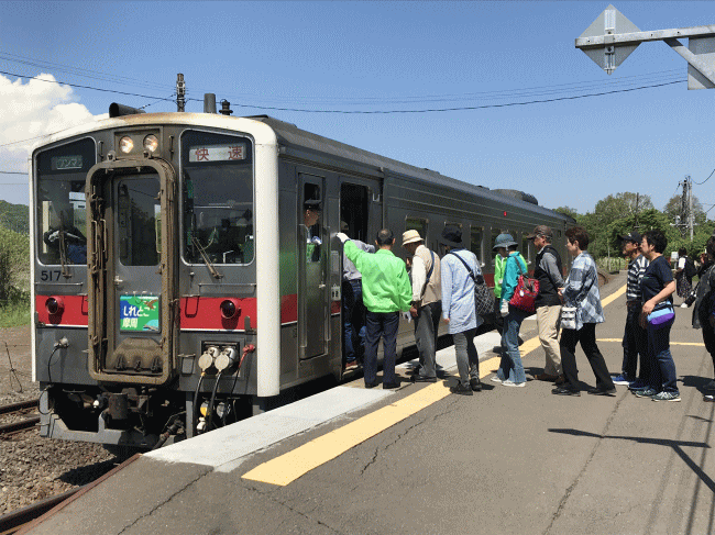 塘路駅の観光客