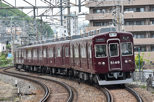 滝山駅ホームから到着する5100系川西能勢口行を撮影