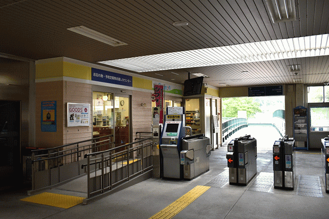 平野駅改札口横の売店「リズミン」