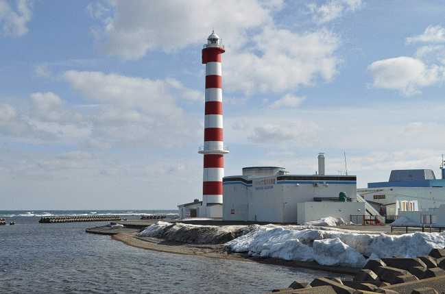 稚内灯台と稚内市ノシャップ寒流水族館の外観