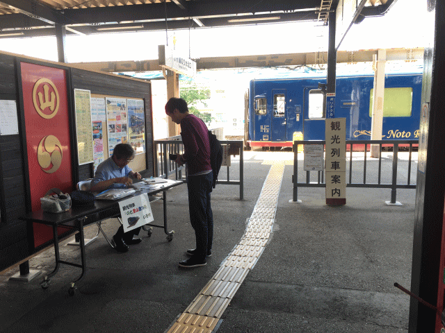のと里山里海号のゆったりコースの受付（七尾駅にて）