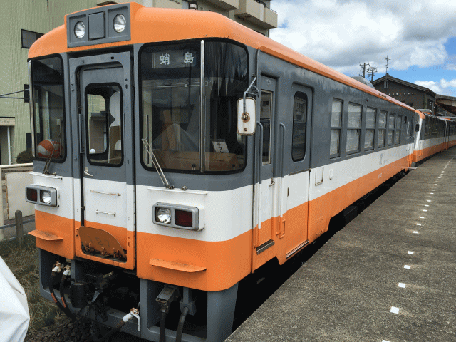 のと鉄道のかつてのお座敷気動車が穴水駅に留置されている様子