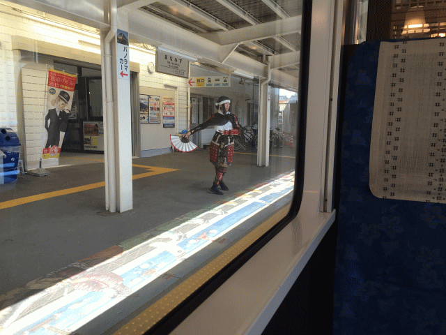 穴水駅でのと里山里海号を見送る演舞の女性