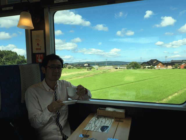 のと里山里海号の車内で飲むコーヒー