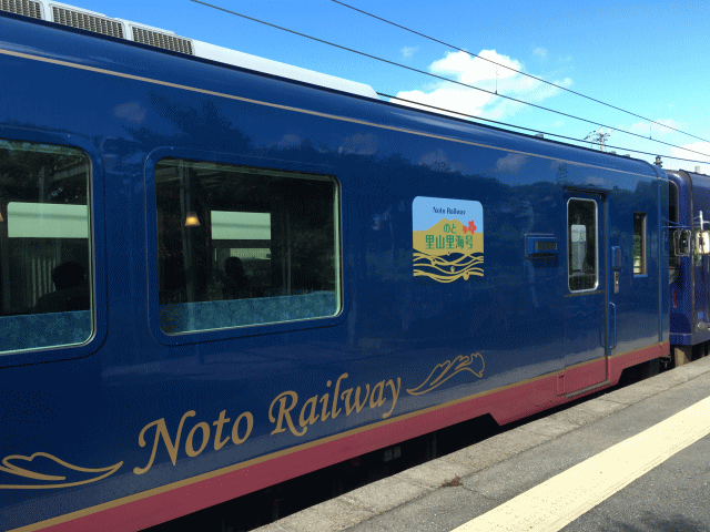 のと里山里海号の青い車体とロゴマーク