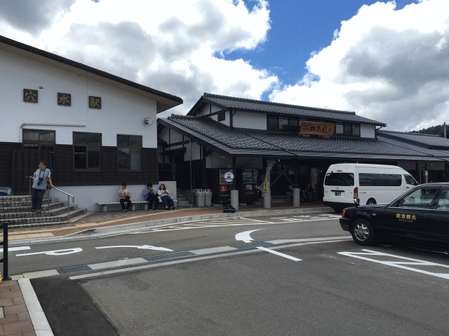 穴水駅と、隣接の道の駅
