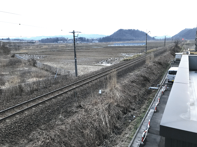 ハチのお宿ぬまだてハイツから見た奥羽本線