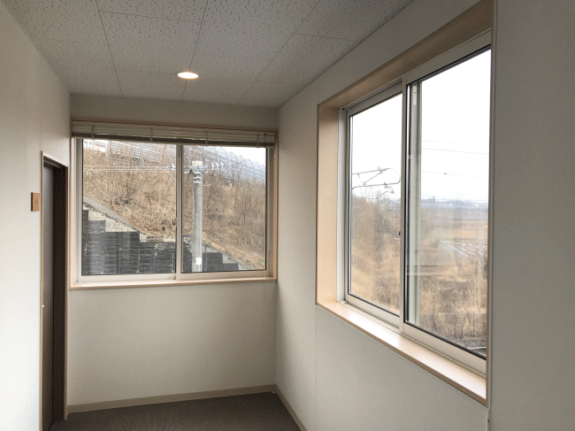 ハチのお宿ぬまだてハイツの2階の廊下の窓