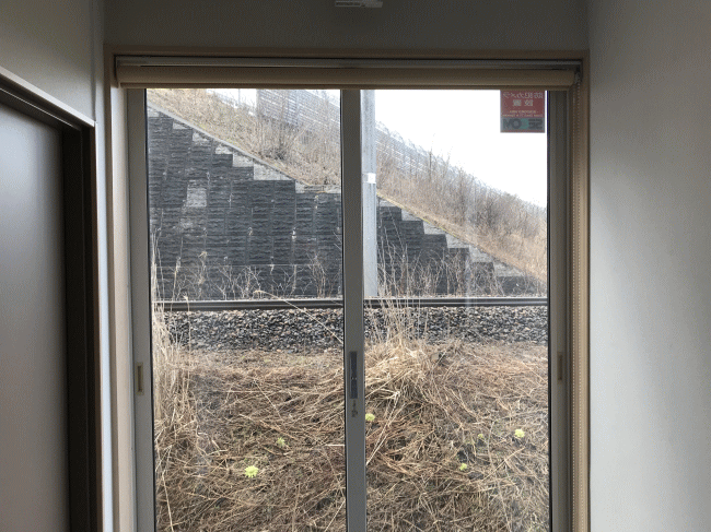 ハチのお宿ぬまだてハイツの1階の廊下の窓