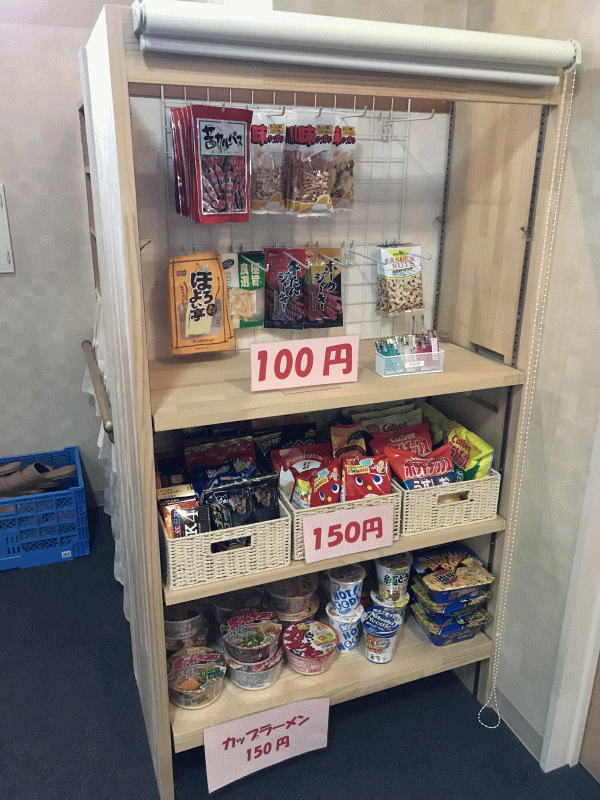 ハチのお宿ぬまだてハイツで売られているスナックやカップ麺