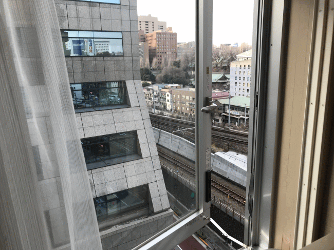 お茶の水ホテルジュラクの窓の開き具合