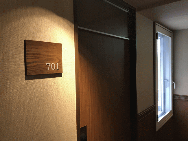 お茶の水ホテルジュラクの廊下の突き当りの窓