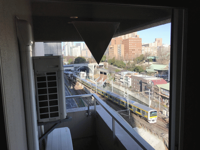 お茶の水ホテルジュラクの線路際の非常口から見たトレインビュー