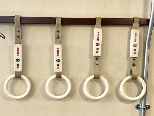 駅舎カフェの吊革