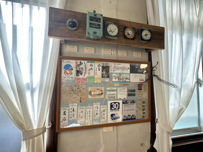 駅舎カフェのインテリアの計器類