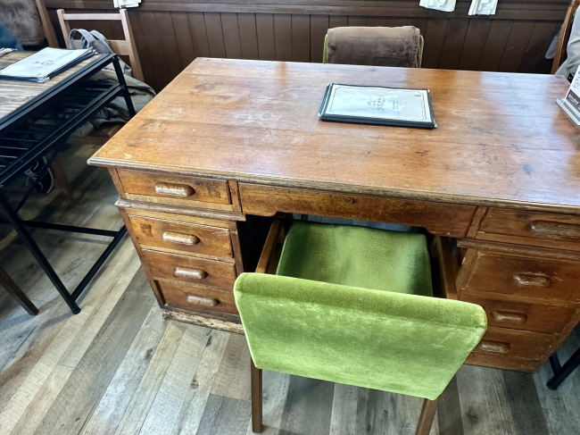 客が利用できる駅長の机