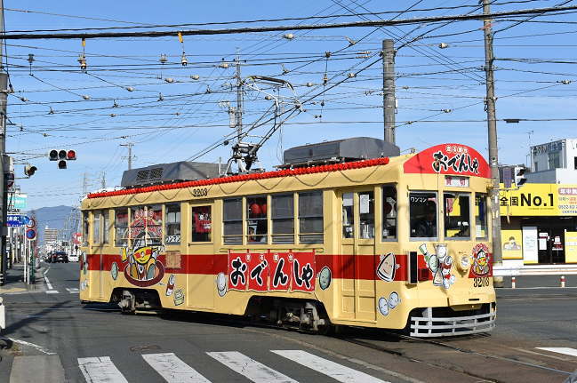 日本一の急カーブの井原電停交差点でおでんしゃ撮影