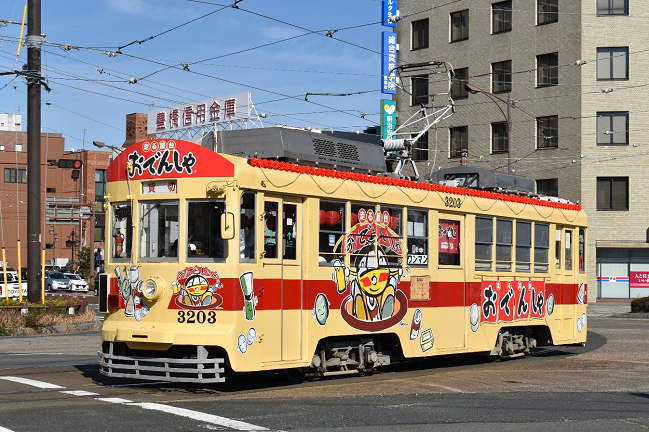 新川交差点で豊橋駅前に向かう「おでんしゃ」を撮影