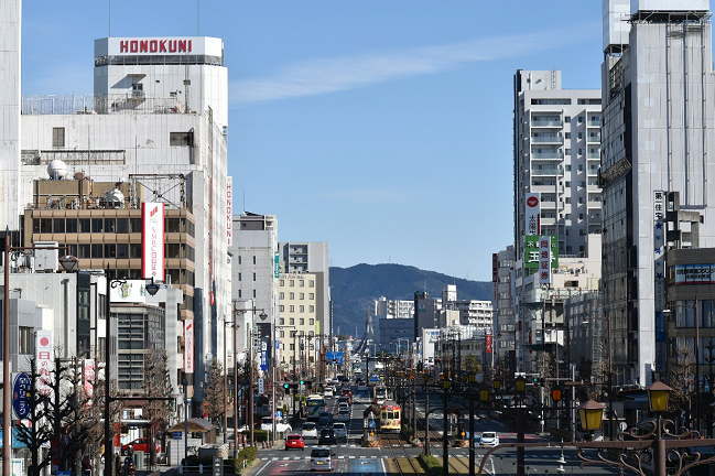 駅前大通電停付近を走行する赤岩口行「おでんしゃ」回送車を後追いで撮影