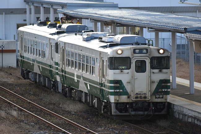 男鹿駅に停車中のキハ40