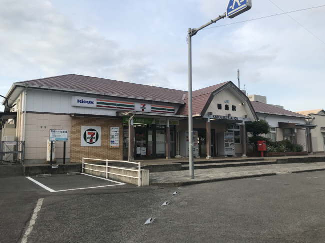 鴨島駅とセブンイレブン