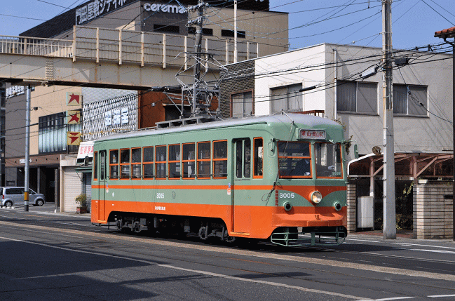 東山電停に到着する「東武日光復元号」